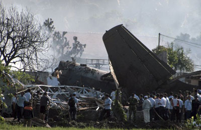 Queda de avio militar sobre casas mata ao menos 6 na Indonsia
