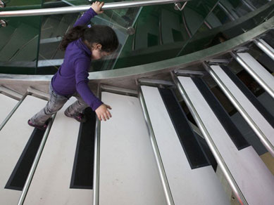 Escada em forma de piano entretm passageiros em aeroporto