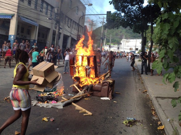 Moradores fecham via aps enterro de arrastada por carro da PM no Rio