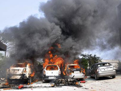 Manifestantes em greve incendeiam carros e atacam fbricas na ndia  