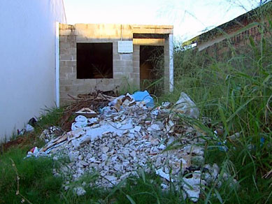 Construo abandonada acumula lixo e atrai animais em So Carlos, SP