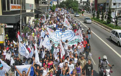Centenas de estudantes ocupam a Avenida Paulista