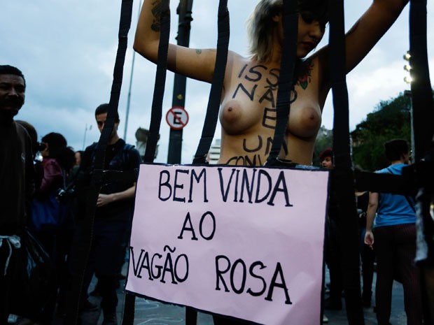Ativistas fazem topless em protesto contra vago s para mulheres em SP