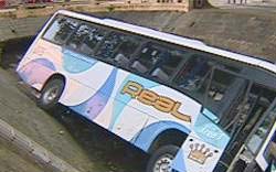 Micronibus cai em canal da Gvea