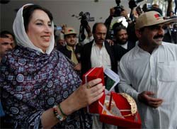 Bhutto acusa escolas islmicas de formar terroristas 