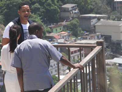 Will Smith e Kanye West passeiam juntos pela favela do Vidigal