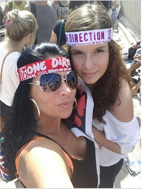 Solange Gomes madruga e fica na fila do show do One Direction com a filha