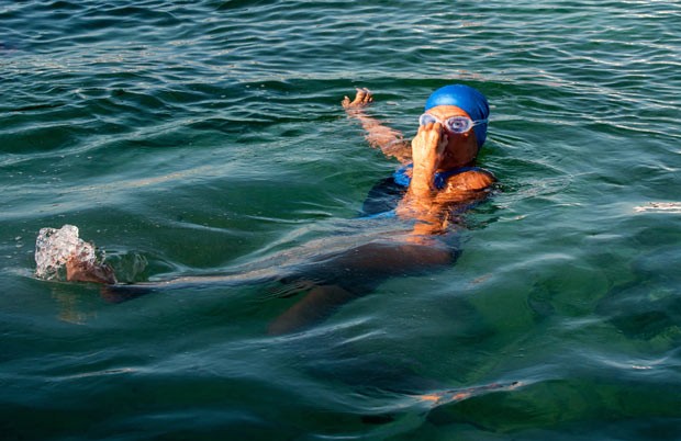 Nadadora de 64 anos completa travessia entre Cuba e a Flrida