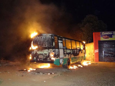 nibus  incendiado na Bahia; polcia investiga causas