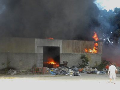 Incndio destri fbrica de plstico no municpio da Serra, ES