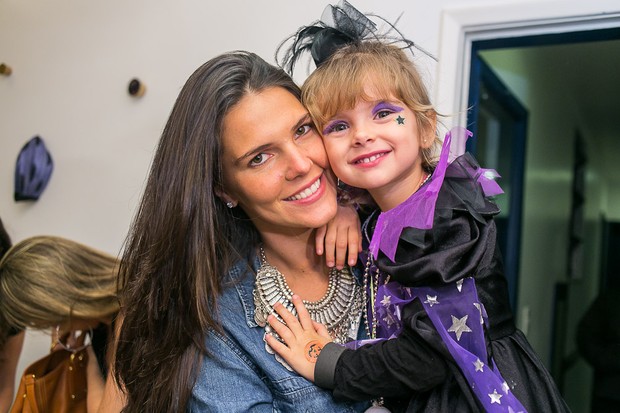 Grvida, Daniella Sarahyba leva a filha para evento de moda no Rio