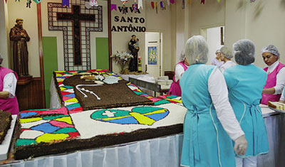 Parquia de Santo Antnio prepara 3 toneladas de bolo em Sorocaba, SP
