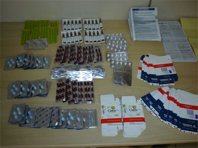 Polcia vistoria nibus e apreende medicamentos contrabandeados