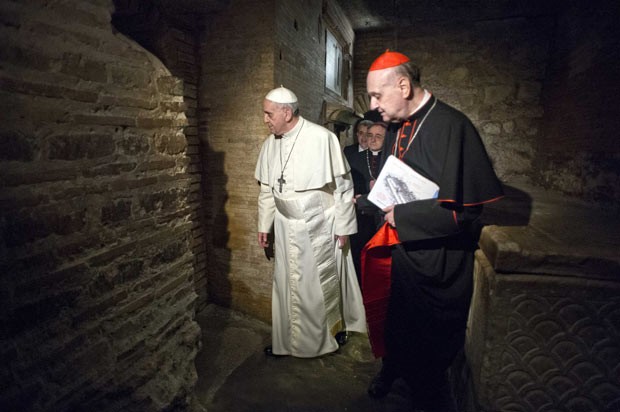 Papa Francisco ora no tmulo de So Pedro no Vaticano