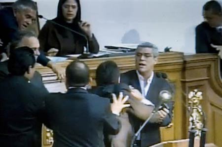 Deputados do governo e da oposio trocam socos na Assembleia Nacional da Venezuela