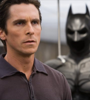 Batman: Christian Bale vestir capa preta pela 3 vez