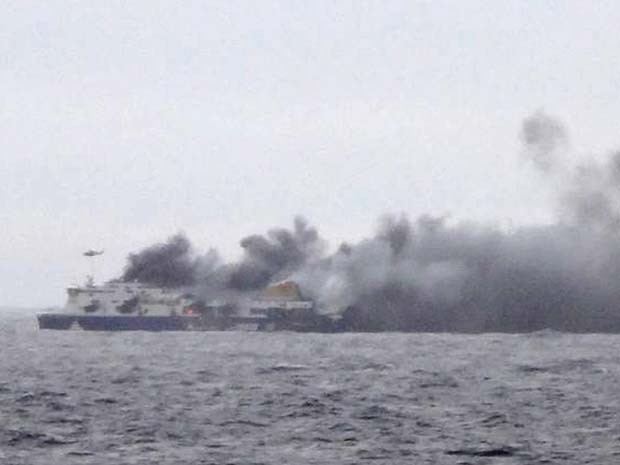 Ferry italiano com 478 pessoas a bordo pega fogo