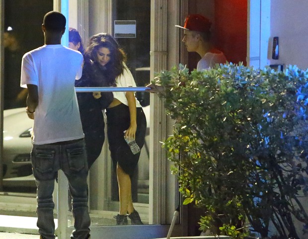 Selena Gomez chega cambaleando em estdio ao lado de Justin Bieber