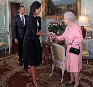 Michelle Obama rompe protocolo em encontro com a rainha