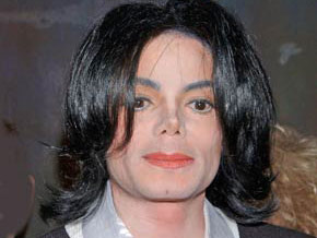 Michael Jackson se recusa a comer, diz jornal Cantor estaria se alimentando apenas uma vez por dia M