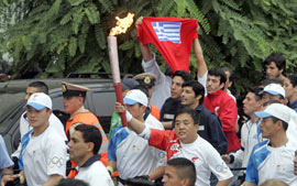 Grupos protestam em passagem da tocha olmpica 