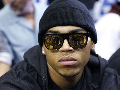 Chris Brown faz cara de poucos amigos em partida de basquete