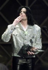Relembre a Semana: (Arquivo) Cantor americano Michael Jackson recebe prmio em Los Angeles
