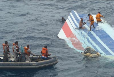 Chega a 24 nmero de corpos resgatados do mar