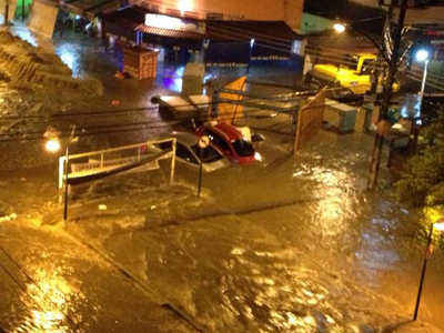 Chuva forte deixa ruas alagadas e provoca caos no trnsito do Rio  