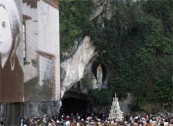 Peregrinos assistem  missa pelos 150 anos da apario 