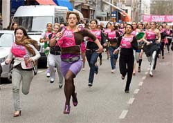 Mulheres botam salto alto e correm por US$ 15 mil na Holanda