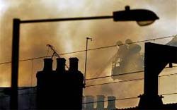 Bombeiros conseguem controlar incndio em mercado londrino