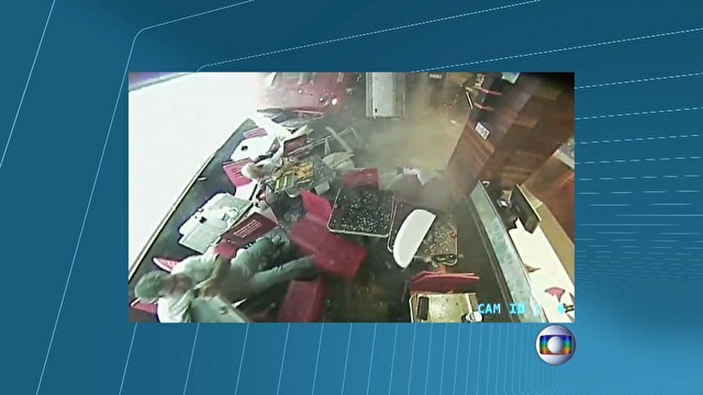 Vdeo mostra carro dos Bombeiros invadindo restaurante no Ri