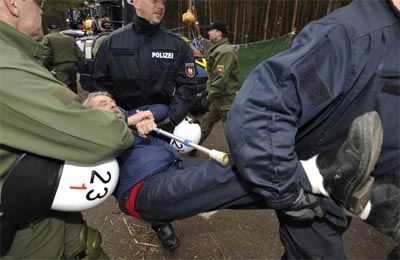 Polcia desfaz  fora protesto contra lixo nuclear 