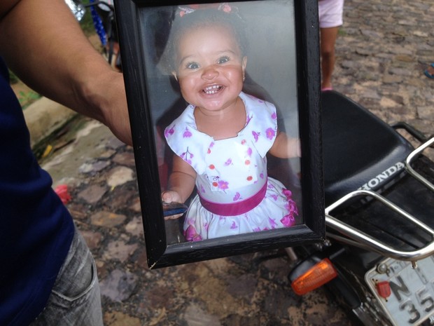 Menina de 2 anos morre eletrocutada em Teresina aps tocar em cerca