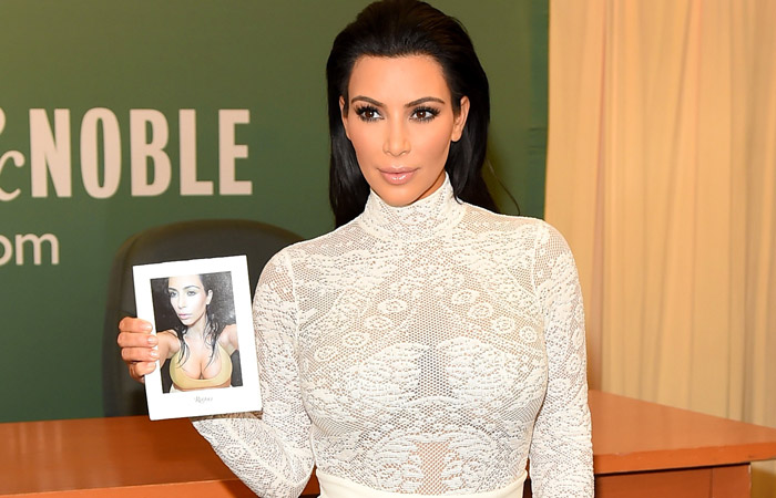 Kim Kardashian dispensa suti em lanamento de livro