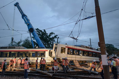 Acidente de trem deixa 62 feridos em Hong Kong