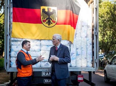 Atingidos por chuva no RS recebem doaes de governo alemo