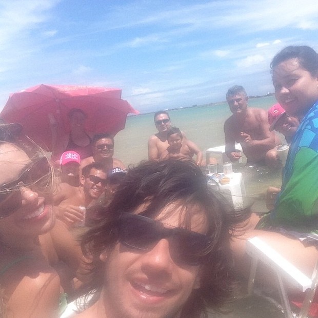 Dany Bananinha curte praia com Mariano e amigos