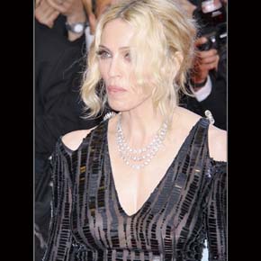 Vestido transparente deixa seios de Madonna  mostra.