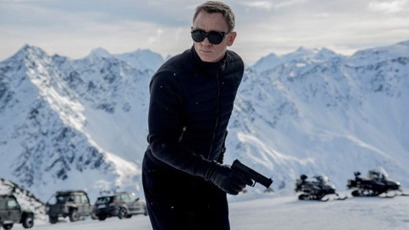 James Bond aparece de preto, como Comendador, em cena de 