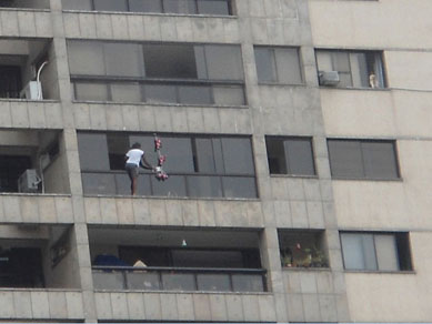 Mulher se arrisca ao limpar janela em 17 andar de prdio no Rio