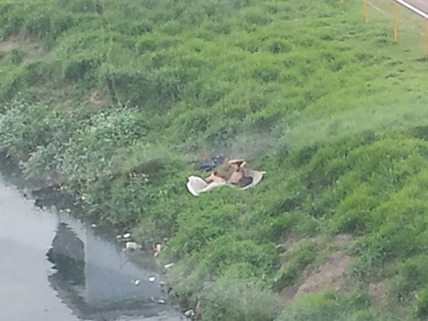 Homem mergulha nas guas do rio Pinheiros, na Zona Sul de SP