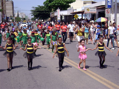 Desfile Alegrico Escolar marca as comemoraes dos 13 anos de emancipao poltica de Maratazes