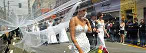 Noiva com vu de 60 metros celebra o aniversrio