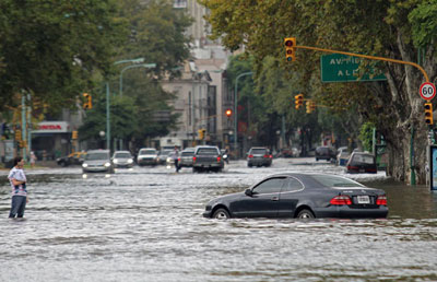 Inundao histrica deixa 50% de cidade argentina debaixo dgua