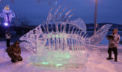 Dupla cria escultura de esqueleto de peixe feita de gelo