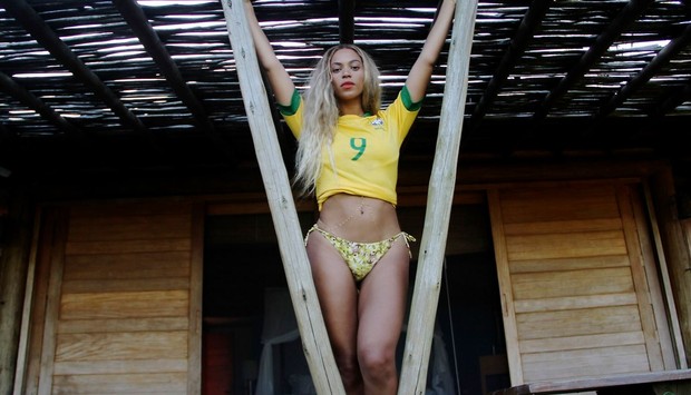 Beyonc mostra corpo em foto com a camisa do Brasil