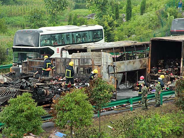 Coliso e exploso de caminho e nibus matam 40 em estrada na China