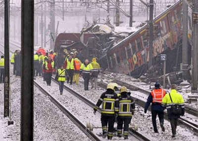 Choque de trens de passageiros deixa 20 mortos na Blgica 